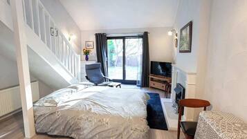 2 slaapkamers, een strijkplank/strijkijzer, reisbedje, gratis wifi