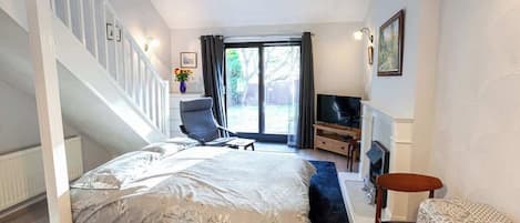 2 bedrooms, iron/ironing board, travel crib, free WiFi