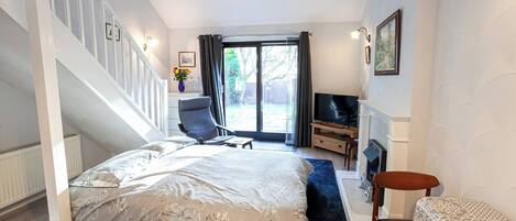 2 bedrooms, iron/ironing board, travel cot, free WiFi