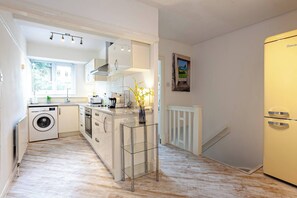 Fridge, microwave, oven, stovetop - Cosy 2BD Apartment Close to Leeds Centre (Leeds)