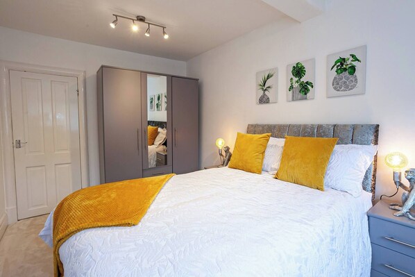 2 bedrooms, iron/ironing board, travel cot, free WiFi