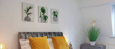 2 chambres, fer et planche à repasser, lit de bébé portatif