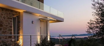 Traumvilla mit Blick auf die Bucht von Navarino - 5 min zum Strand und Golfplatz