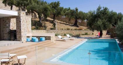 Traumvilla mit Blick auf die Bucht von Navarino - 5 min zum Strand und Golfplatz