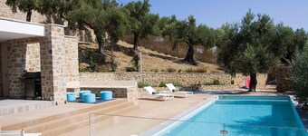 Traumvilla mit Blick auf die Bucht von Navarino - 5 min zum Strand und Golfplatz