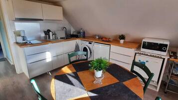 Réfrigérateur, micro-ondes, plaque de cuisson, cafetière/bouilloire