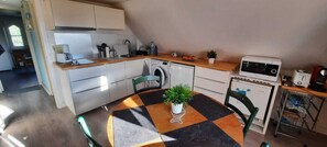 Kühlschrank, Mikrowelle, Herdplatte, Wasserkocher mit Kaffee-/Teezubehör