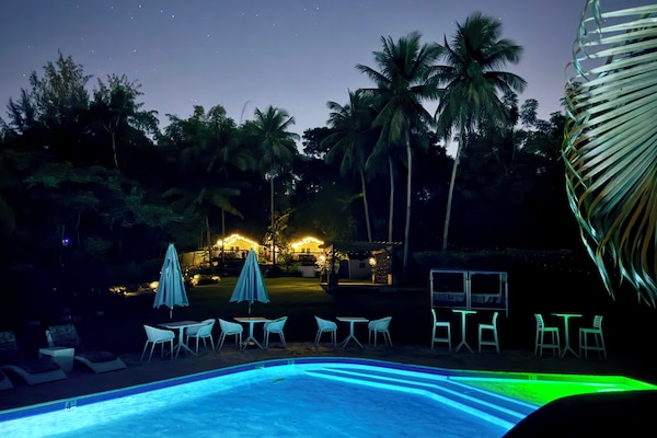 Una piscina al aire libre