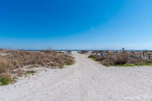På stranden
