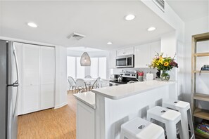 冷蔵庫、電子レンジ、オーブン、コンロ