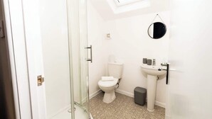 A bathroom with a toilet, sink, and shower. - Cosy Large Ensuite Room in the Heart of Oldham (Oldham)