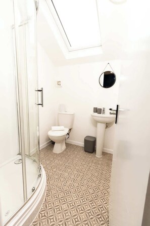 Shower, hair dryer, towels, shampoo - Cosy Large Ensuite Room in the Heart of Oldham (Oldham)