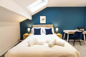 A bedroom with a bed, two bedside tables, a desk, and a chair. - Cosy Large Ensuite Room in the Heart of Oldham (Oldham)