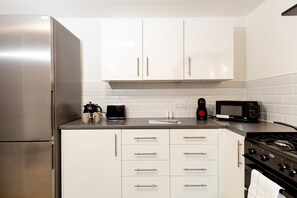 Fridge, microwave, oven, stovetop - Cosy Large Ensuite Room in the Heart of Oldham (Oldham)