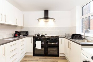Fridge, microwave, oven, stovetop - Cosy Large Ensuite Room in the Heart of Oldham (Oldham)