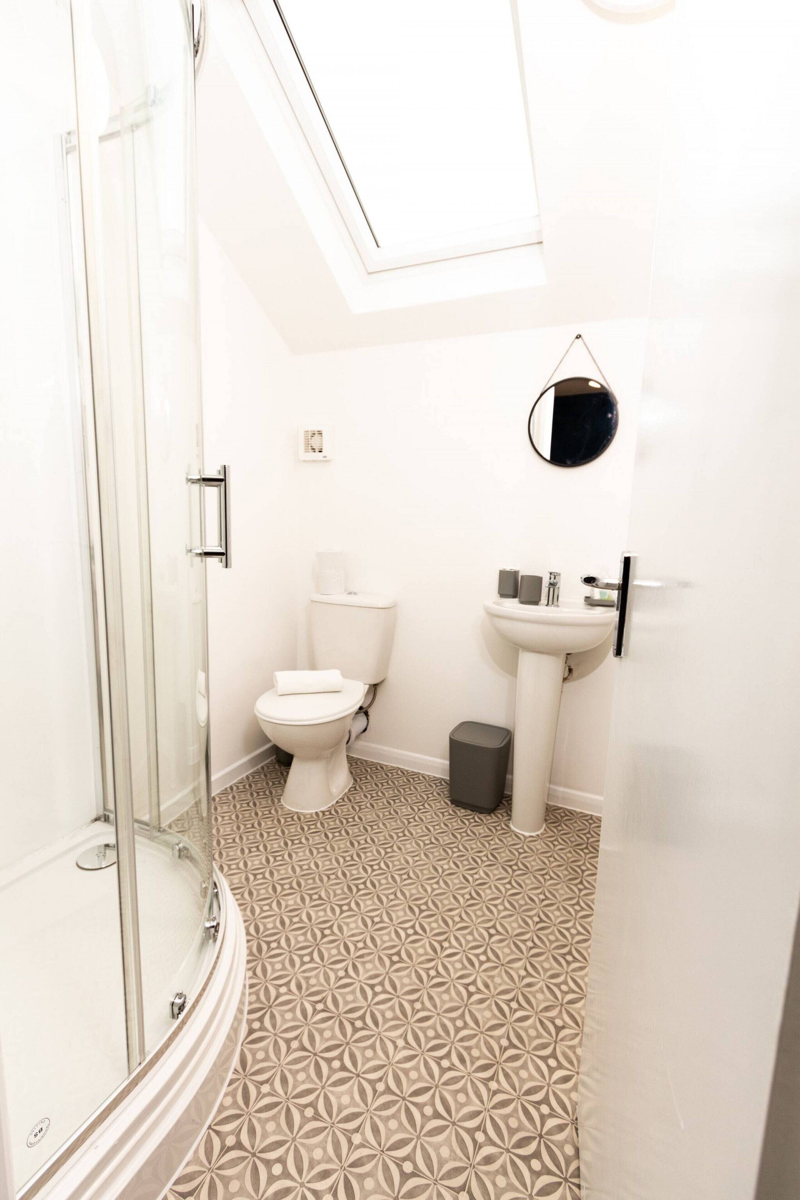 シャワー、ヘアドライヤー、タオル、シャンプー