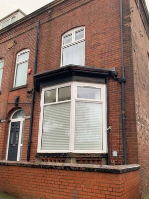 Exterior - Cosy Large Ensuite Room in the Heart of Oldham (Oldham)