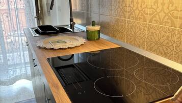 KĂŒhlschrank, Mikrowelle, Ofen, Herdplatte