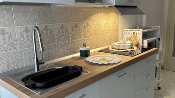 KĂŒhlschrank, Mikrowelle, Ofen, Herdplatte