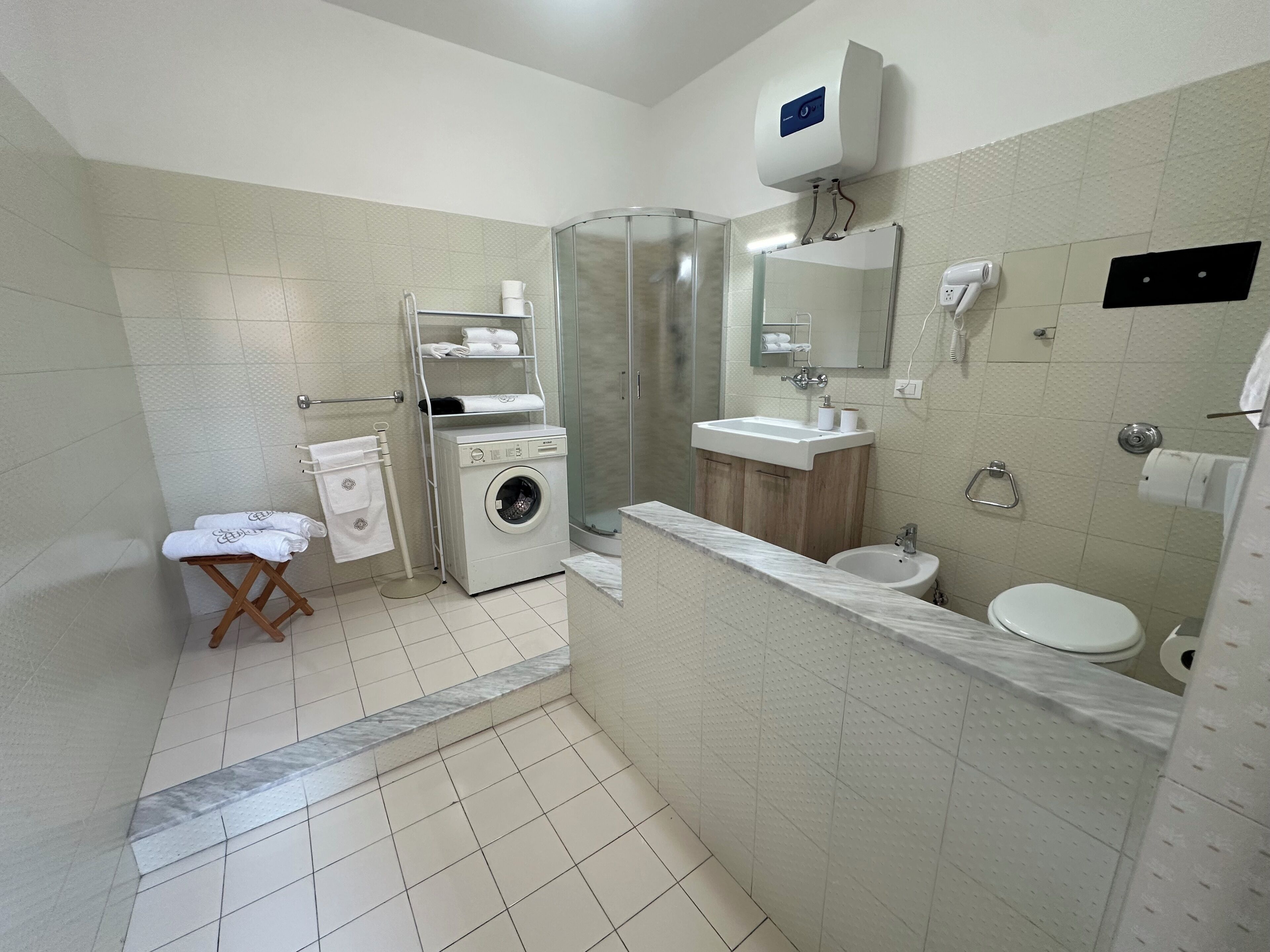 Doccia, asciugacapelli, bidet, asciugamani