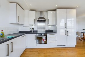 2 bedrooms - The Queensland Sanctuary - Trendy 2bdr Flat With Terrace (London)