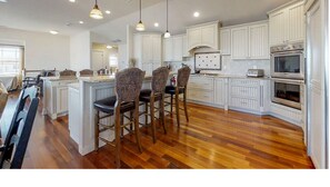 Kylskåp, mikrovågsugn, ugn och diskmaskin