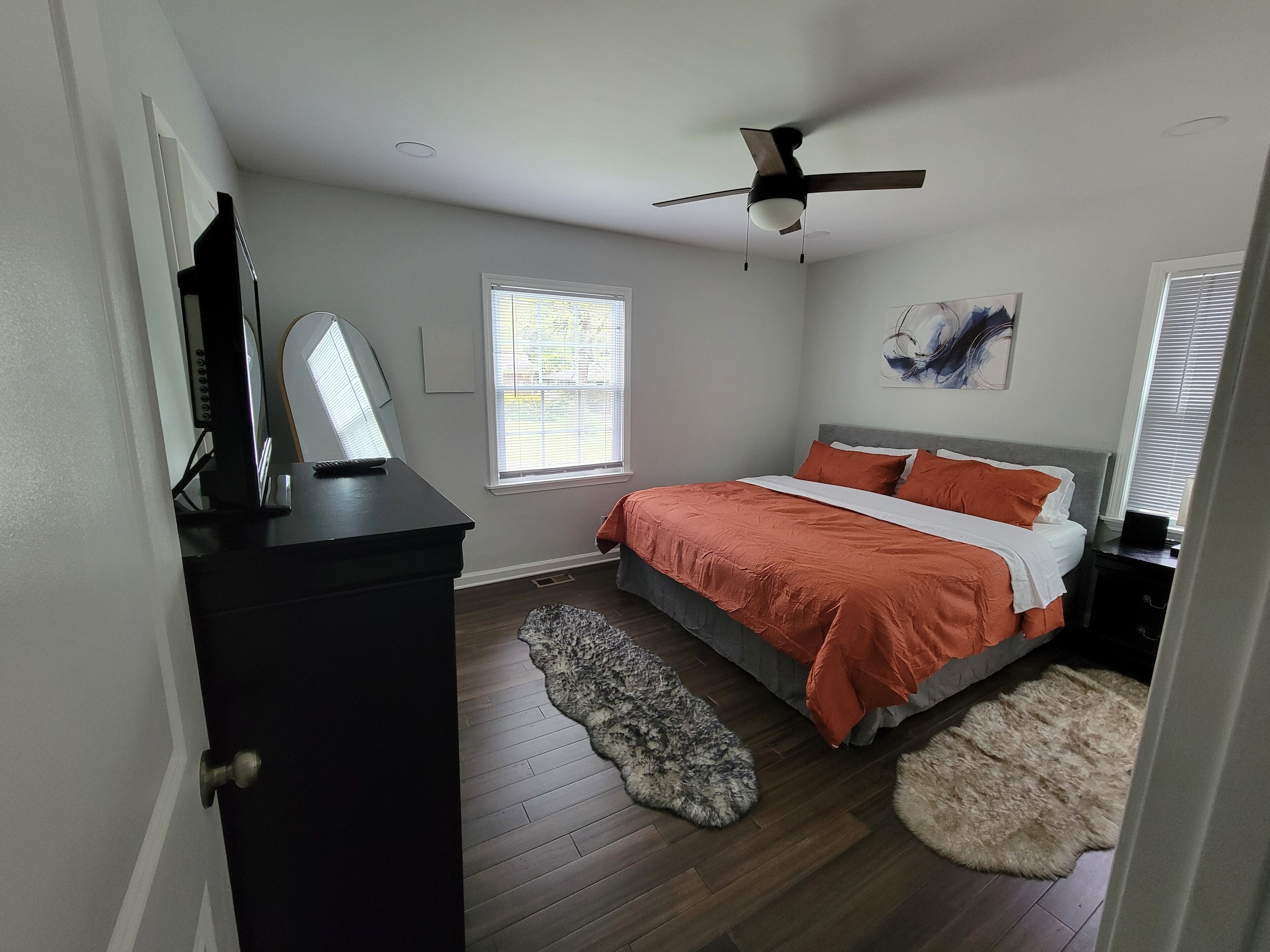 King bed, PS4, Patio set, Quiet, Free Parking