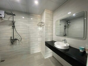 Dusche, Haartrockner, Bidet, Handtücher