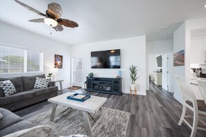 Televisión, chimenea, videojuegos, mesa de ping pong