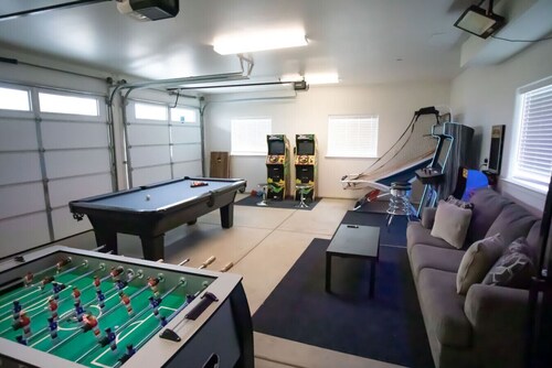 Sleeps 22! Two Houses! Game Rooms!