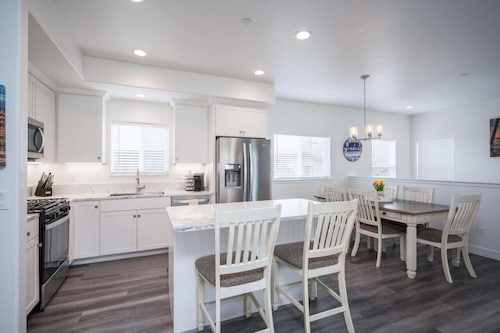 Sleeps 22! Two Houses! Game Rooms!