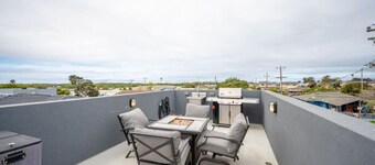 Sleeps 22! Two Houses! Game Rooms!