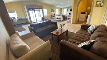 Room, Non Smoking | Living area