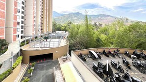 A multi-story parking garage with a view of a mountainous landscape. - Acogedor Apto en Bello, cerca del Metro y Centro Comercial (Bello)