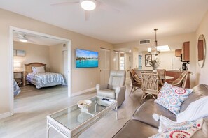 2 quartos, escrivaninha, ferros/tábuas de passar roupa, berço de viagem