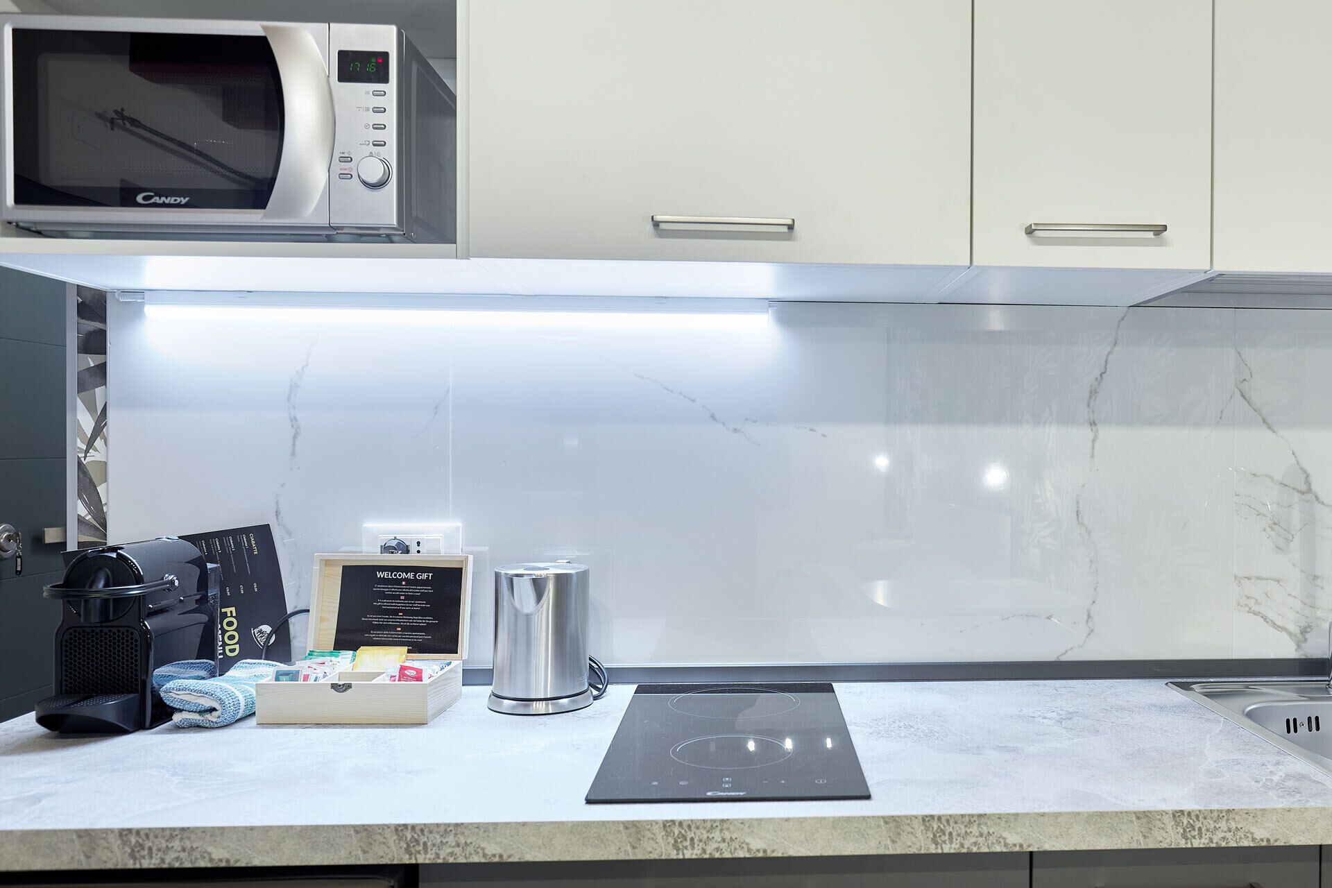 Réfrigérateur, plaque de cuisson, cafetière/bouilloire