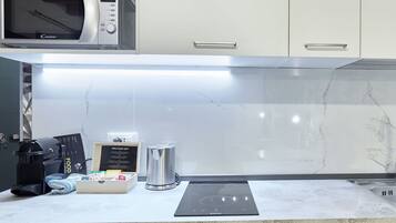 Réfrigérateur, plaque de cuisson, cafetière/bouilloire