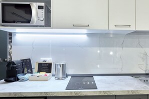 Réfrigérateur, plaque de cuisson, cafetière/bouilloire