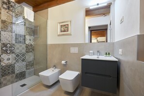 SĂšche-cheveux, bidet, serviettes fournies