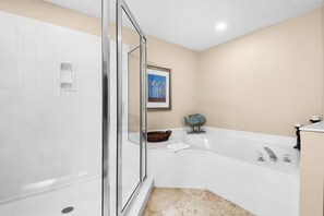 Bathroom - The Pearl 404 (Navarre)
