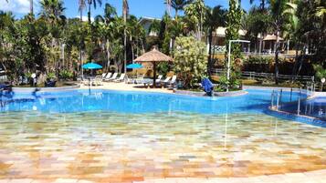 Piscina interna, 3 piscinas externas