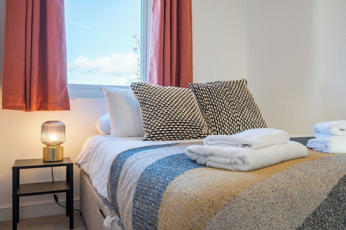 5 bedrooms, iron/ironing board, Internet, bed sheets