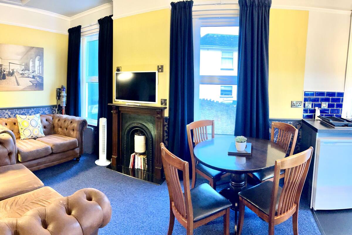 Elite Apartment, Private Bathroom, Pool View | Living area | 32-inch TV with cable channels