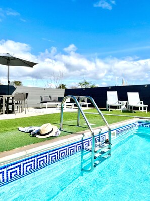 Innenpool, Außenpool (je nach Saison geöffnet)