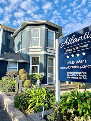 Front of property - Atlantis Holiday Apartments (Torquay)