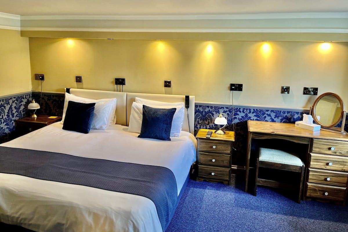 Comfort Apartment, Accessible | In-room safe, laptop workspace, blackout curtains, iron/ironing board