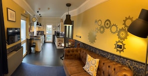 Deluxe Apartment, Pool View | Private kitchen | Mini-fridge, microwave, oven, stovetop - Atlantis Holiday Apartments (Torquay)
