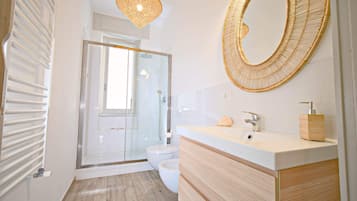 Doccia, set di cortesia gratuito, asciugacapelli, bidet