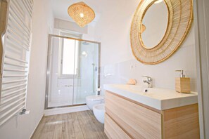 Dusche, kostenlose Toilettenartikel, Haartrockner, Bidet