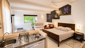 A modern bedroom with a bed, bedside table, and a view of the outside. - Gîte du Moulin- La Risse (Callas)